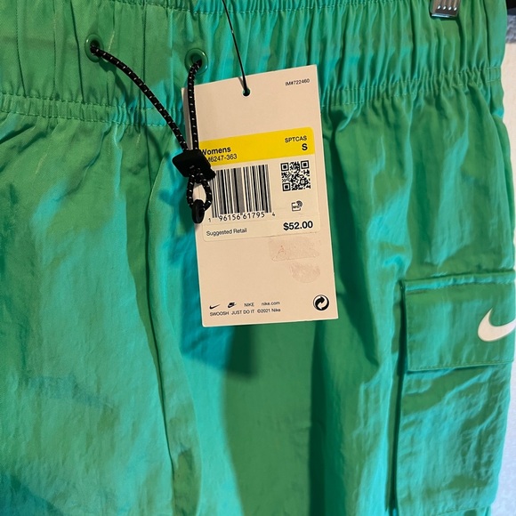 Nike Women's Vibrant Green Athletic Shorts size small - Picture 2 of 4